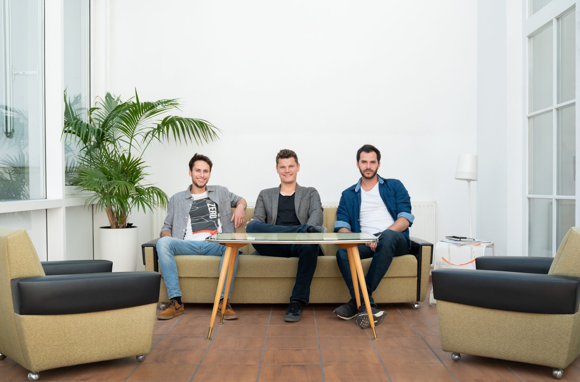 hoch3_team Die drei Mitarbeiter von Hoch3 sitzen auf einem Sofa.